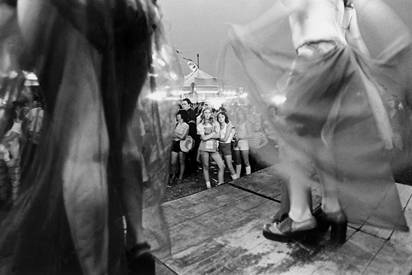 眼光|有一个女人举着相机不远万里，去做集体记忆的藏家