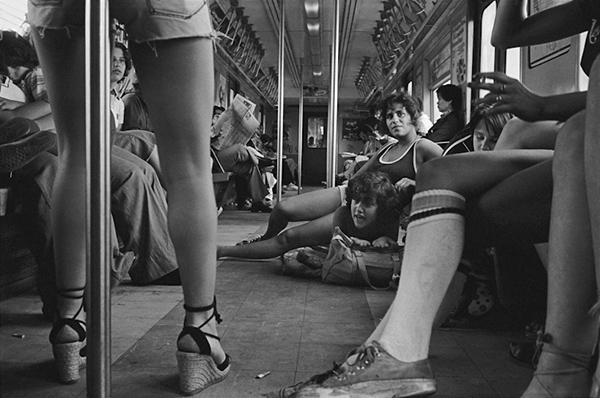 眼光|有一个女人举着相机不远万里，去做集体记忆的藏家