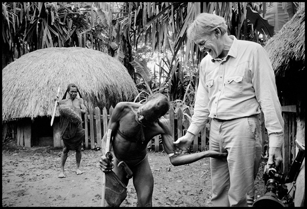 眼光|有一个女人举着相机不远万里，去做集体记忆的藏家