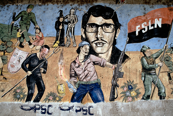 眼光|有一个女人举着相机不远万里，去做集体记忆的藏家