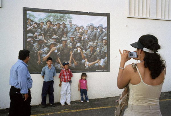 眼光|有一个女人举着相机不远万里，去做集体记忆的藏家