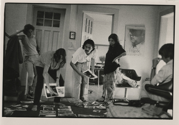 眼光|有一个女人举着相机不远万里，去做集体记忆的藏家