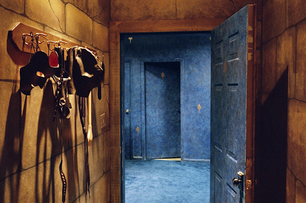 眼光|有一个女人举着相机不远万里，去做集体记忆的藏家