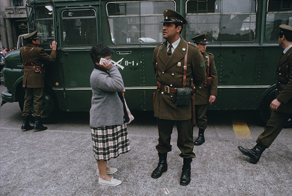 眼光|有一个女人举着相机不远万里，去做集体记忆的藏家