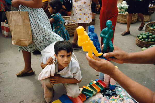 眼光|有一个女人举着相机不远万里，去做集体记忆的藏家