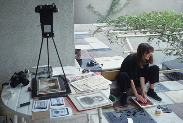 眼光|有一个女人举着相机不远万里，去做集体记忆的藏家