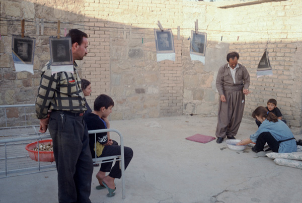 眼光|有一个女人举着相机不远万里，去做集体记忆的藏家