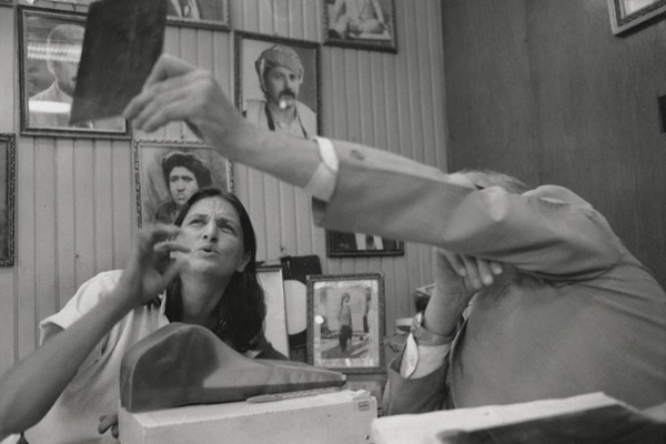 眼光|有一个女人举着相机不远万里，去做集体记忆的藏家