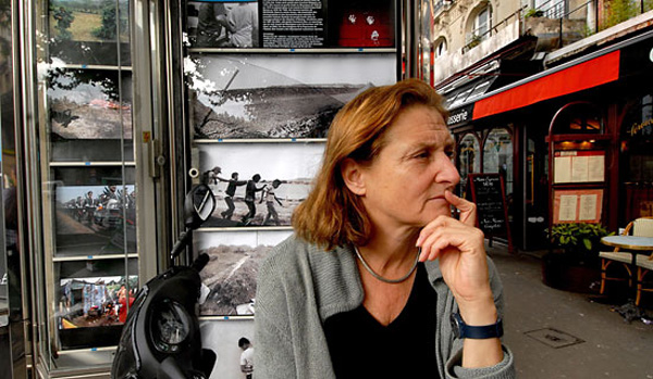 眼光|有一个女人举着相机不远万里，去做集体记忆的藏家