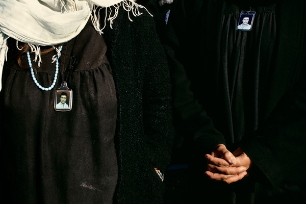 眼光|有一个女人举着相机不远万里，去做集体记忆的藏家