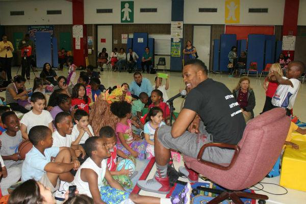 昔日第一中锋霍华德如何自我救赎？抱着蛇睡寓意“蜕变”？