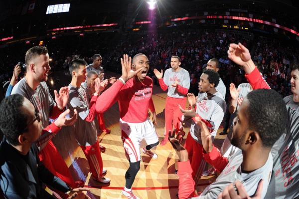 昔日第一中锋霍华德如何自我救赎？抱着蛇睡寓意“蜕变”？