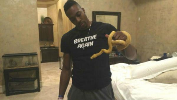 昔日第一中锋霍华德如何自我救赎？抱着蛇睡寓意“蜕变”？