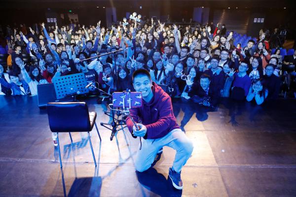 开讲座的马頔很可爱，但思维有点短