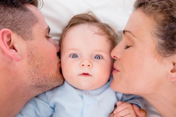 哭泣、亲吻、纠结……当你在做这些事时，请让孩子看见