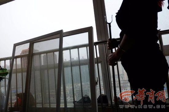 11月21日下午1时许，西安市民赵先生的妻子像往常一样，离家关门，但屋内传出一声巨响。她开门回屋，凉台的一扇窗户已经不见了。