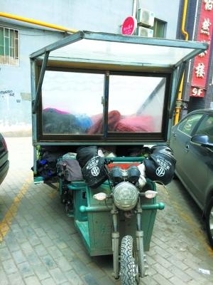 改装后的电动三轮车加上雨棚，显得更加舒适安全