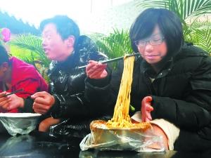 贴心的青旅老板给丁一舟和赖敏提供了“牛大”