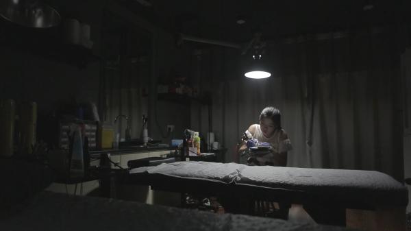 荣耀少年湃丨90后纹身师：进纹身店的不一定是坏小孩