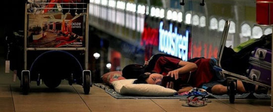 小情侣离家出走“住”机场7个月每天只做3件事（图）