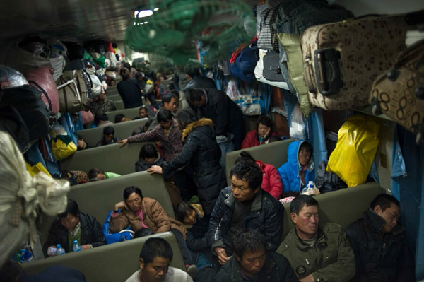 7年15万张照片，野生电工摄影师记录绿皮车里的百态人生