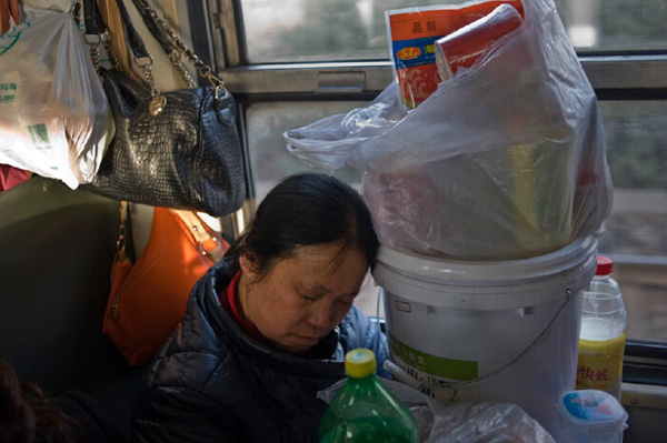 7年15万张照片，野生电工摄影师记录绿皮车里的百态人生