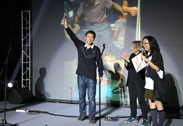 7年15万张照片，野生电工摄影师记录绿皮车里的百态人生