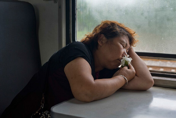 7年15万张照片，野生电工摄影师记录绿皮车里的百态人生