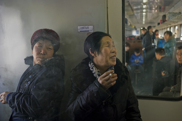 7年15万张照片，野生电工摄影师记录绿皮车里的百态人生