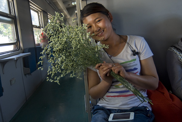 7年15万张照片，野生电工摄影师记录绿皮车里的百态人生
