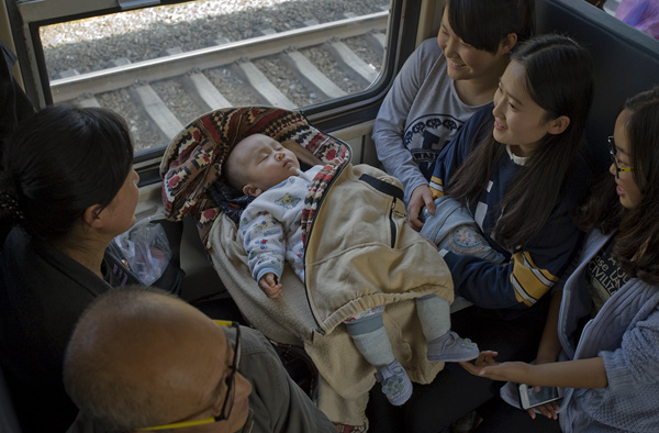 7年15万张照片，野生电工摄影师记录绿皮车里的百态人生