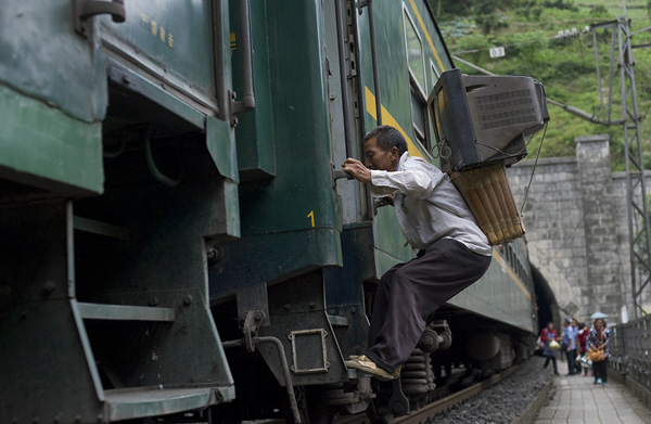 7年15万张照片，野生电工摄影师记录绿皮车里的百态人生