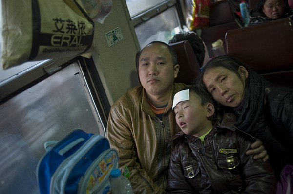 7年15万张照片，野生电工摄影师记录绿皮车里的百态人生