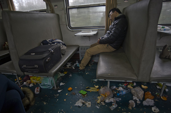 7年15万张照片，野生电工摄影师记录绿皮车里的百态人生