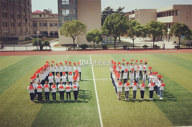 9月28日，新西社区组织虹桥二中78名学生摆出“66”造型，迎接祖国母亲66岁生日。 凌倩.jpg