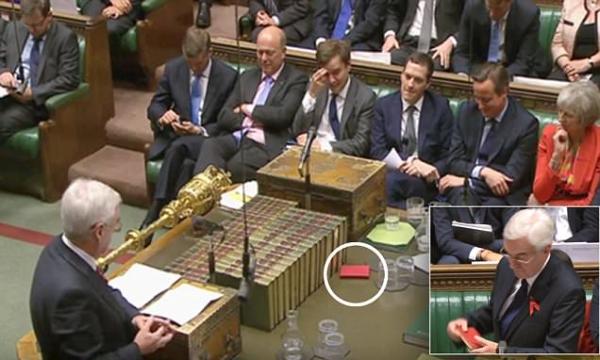 英国影子财长甩《毛主席语录》教训财政大臣：不懂不要装懂