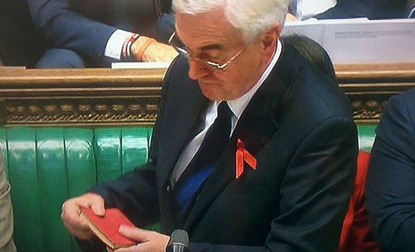 英国影子财长甩《毛主席语录》教训财政大臣：不懂不要装懂