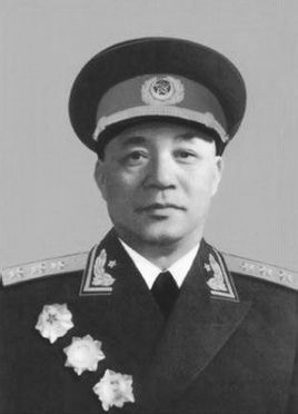 开国战将秘闻：徐海东“没有官瘾”，王震怒斥“首长厕所”