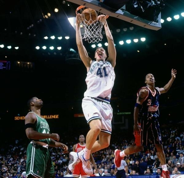 同样37岁的诺维茨基，告诉科比一个老将该如何生存