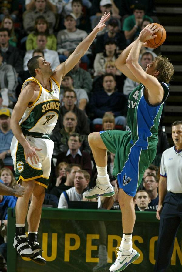 同样37岁的诺维茨基，告诉科比一个老将该如何生存