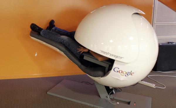 为了在办公室里睡一觉，上班狗们容易吗！