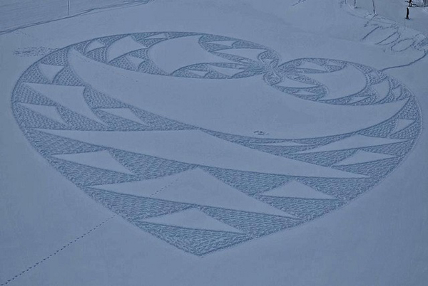 趣看|艺术家雪地暴走，踩出雪中“麦田怪圈”