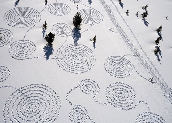 趣看|艺术家雪地暴走，踩出雪中“麦田怪圈”