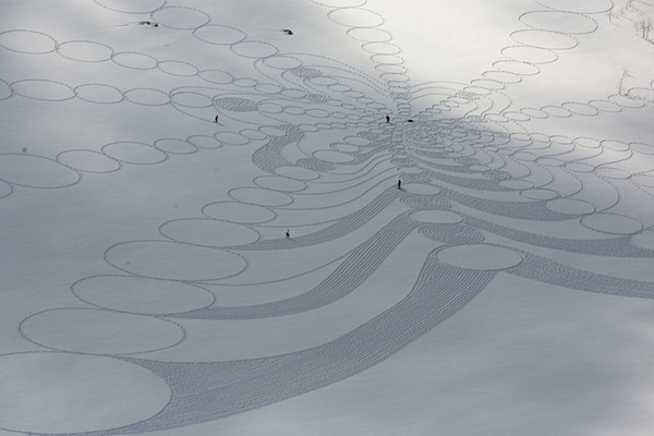 趣看|艺术家雪地暴走，踩出雪中“麦田怪圈”