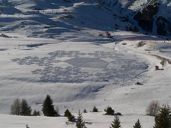 趣看|艺术家雪地暴走，踩出雪中“麦田怪圈”
