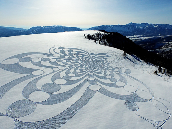 趣看|艺术家雪地暴走，踩出雪中“麦田怪圈”