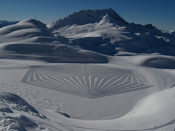 趣看|艺术家雪地暴走，踩出雪中“麦田怪圈”