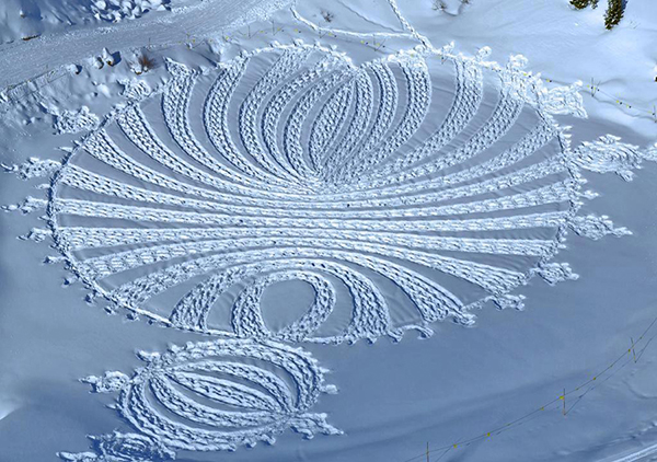 趣看|艺术家雪地暴走，踩出雪中“麦田怪圈”