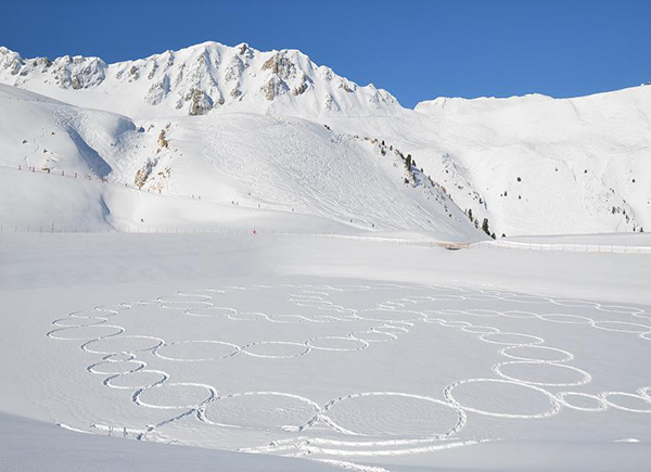 趣看|艺术家雪地暴走，踩出雪中“麦田怪圈”