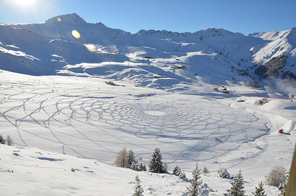 趣看|艺术家雪地暴走，踩出雪中“麦田怪圈”